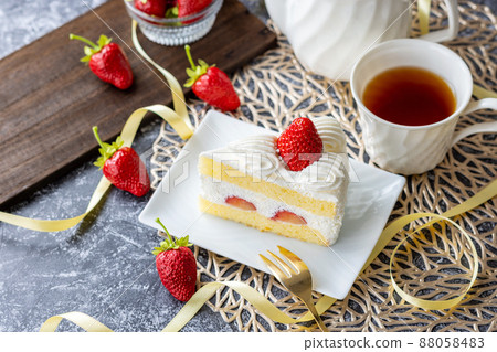 Cake strawberry 88058483