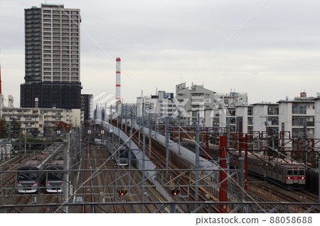 Tokyu 8500 series (November 2020) going through the elevated construction section of Takenotsuka Station on the Tobu Line 88058688