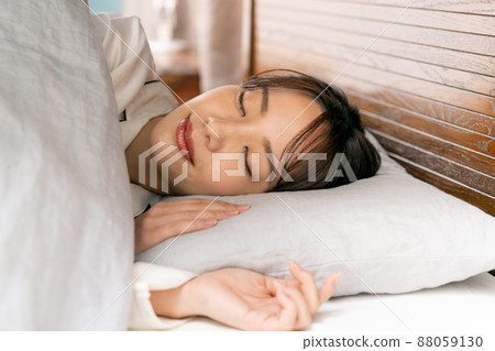睡在臥室裡的年輕女人 88059130
