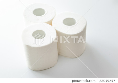 在一張白桌上的三張衛生紙 在一張白桌上的三張衛生紙 88059257