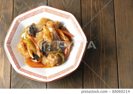 八角中式盤子上的熱醋豬肉鳥瞰圖 八角中式盤子上的熱醋豬肉鳥瞰圖 88060214