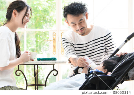 爸爸在外面照顧嬰兒 88060314