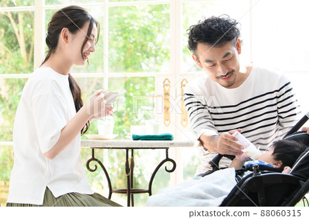 爸爸在外面照顧嬰兒 88060315