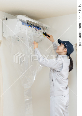 給空調蓋上蓋子並進行清潔的承包商 88061019