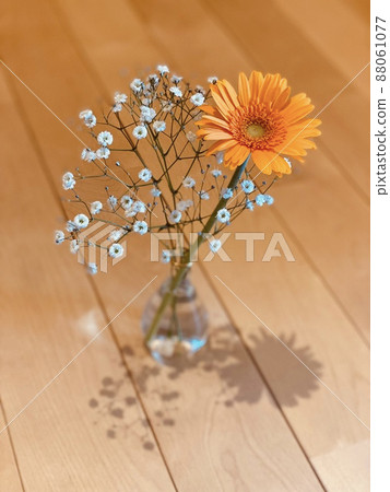 Vase flowers Kasumisou & Gerbera 88061077
