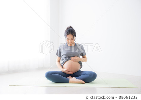 Maternity yoga image pregnant women Maternity yoga image pregnant women 88061232