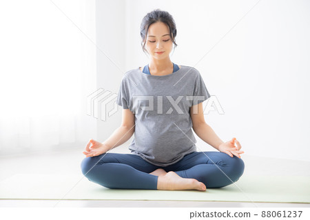 Maternity yoga image pregnant women Maternity yoga image pregnant women 88061237