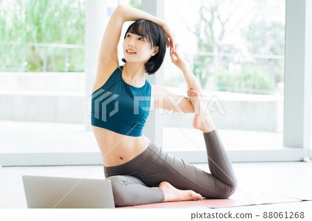 年輕女子在房間裡做瑜伽 88061268