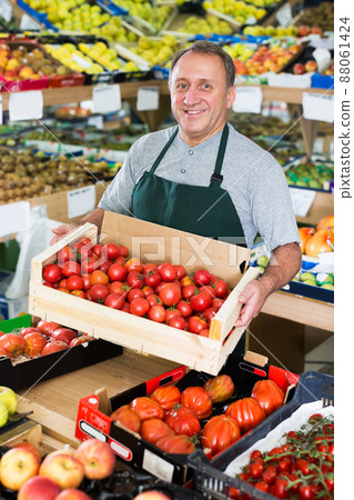 Seller is offering red tomatos Seller is offering red tomatos 88061424