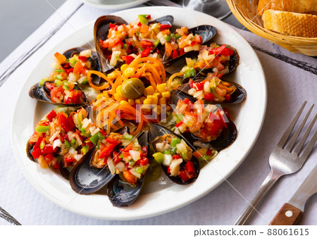 Delicious mussels served with vinaigrette from vegetables 88061615