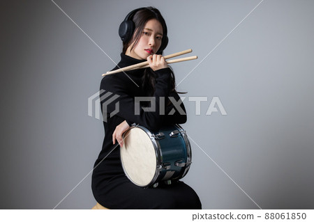 Female drummer 88061850