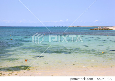 從沖繩/豐崎海灘俯瞰慶良間群島 88062299