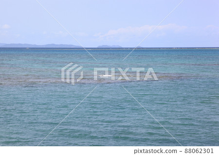 Overlooking the Kerama Islands from Okinawa / Toyosaki Beach 88062301