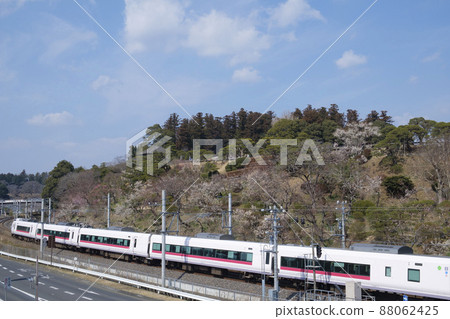 超級日立在偕樂園與梅和工文亭一起在常磐線上運行 88062425