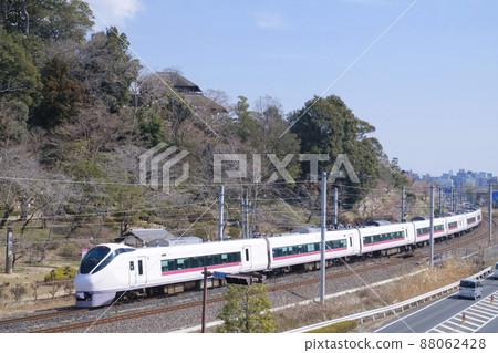 Super Hitachi running on the Joban Line with Ume and Kobuntei in Kairakuen Super Hitachi running on the Joban Line with Ume and Kobuntei in Kairakuen 88062428