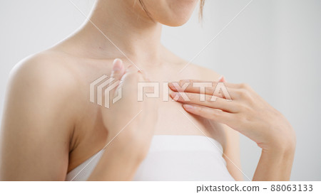 一個女人做自我按摩的美麗形象 88063133