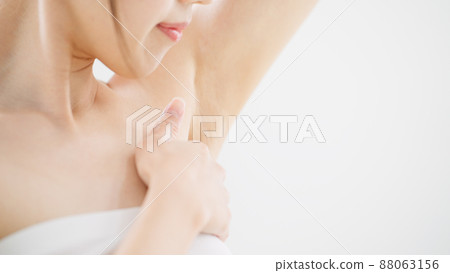 一個關心她的腋窩的女人的美麗形象 88063156