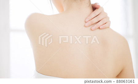 一個女人做自我按摩的美麗形象 88063161