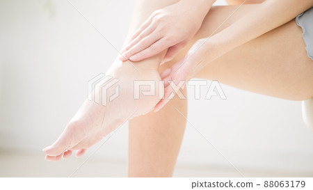 一個女人做自我按摩的美麗形象 88063179