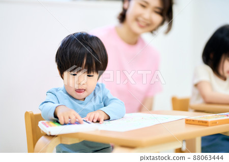 室內育兒形象 88063444