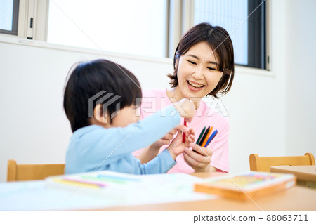 室內育兒形象 88063711