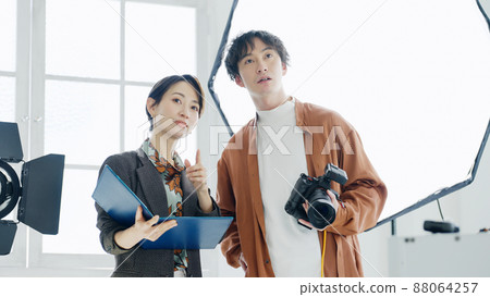 Male photographer and female designer Male photographer and female designer 88064257