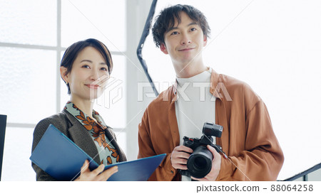 Male photographer and female designer 88064258