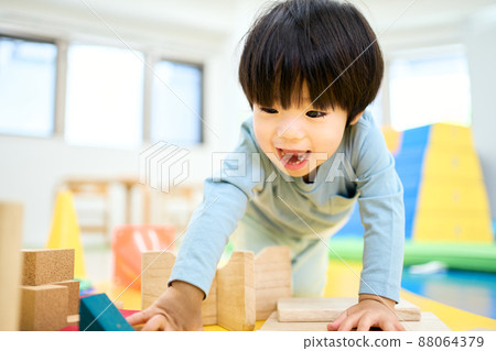 室內育兒形象 88064379