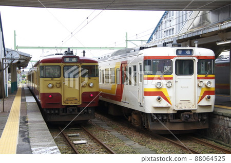 Echigo Line 115 series near the end (Yoshida Station) 88064525