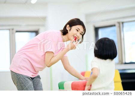 室內育兒形象 88065426