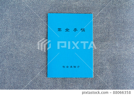 放在日式墊子上的藍色養老金筆記本 放在日式墊子上的藍色養老金筆記本 88066358