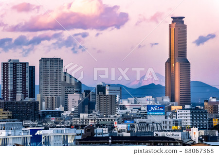 從靜岡縣濱松市看市中心黃昏的富士山 從靜岡縣濱松市看市中心黃昏的富士山 88067368