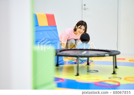 室內育兒形象 88067855