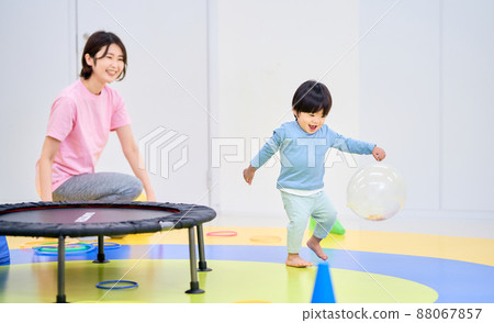 室內育兒形象 88067857