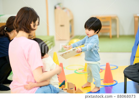 室內育兒形象 88068073