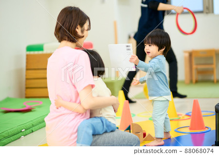 室內育兒形象 88068074