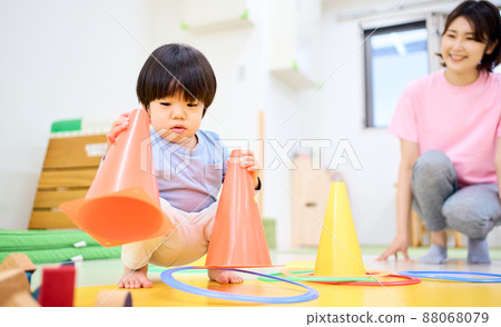 室內育兒形象 88068079