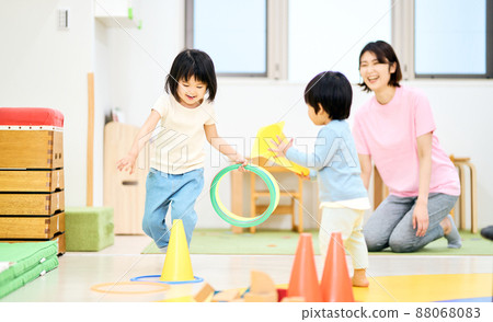 室內育兒形象 88068083