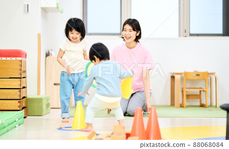 室內育兒形象 88068084