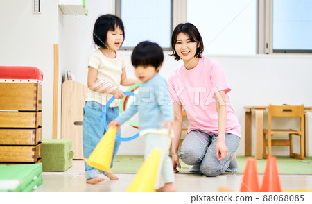 室內育兒形象 88068085