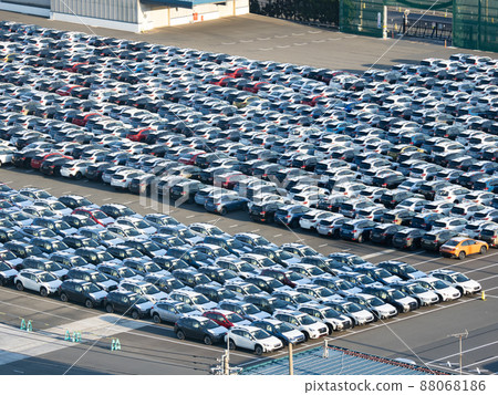 等待從川崎馬里恩裝貨的汽車 88068186