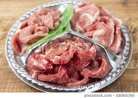 烤肉用牛里脊肉、牛肋骨和豬里脊肉拼盤 88068360
