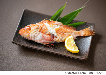 鹽烤的石斑魚 鹽烤的石斑魚 88069228