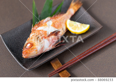 鹽烤的石斑魚 鹽烤的石斑魚 88069233