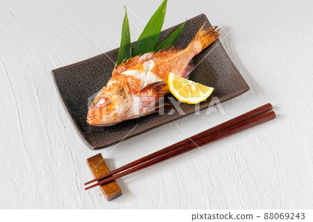 鹽烤的石斑魚 88069243