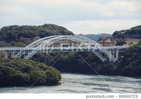 連接大村灣和公海的 Hario 瀨戶心齋海大橋 連接大村灣和公海的 Hario 瀨戶心齋海大橋 88069729
