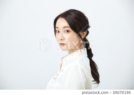 Fashion young beautiful woman 88070186