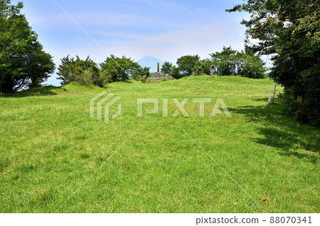 從夏天草叢中的足柄城跡看富士山 88070341