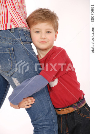 The boy plays with mum The boy plays with mum 88070991