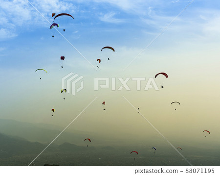天空中的滑翔傘,尼泊爾博卡拉 / Sarangkot,尼泊爾博卡拉 天空中的滑翔傘,尼泊爾博卡拉 / Sarangkot,尼泊爾博卡拉 88071195